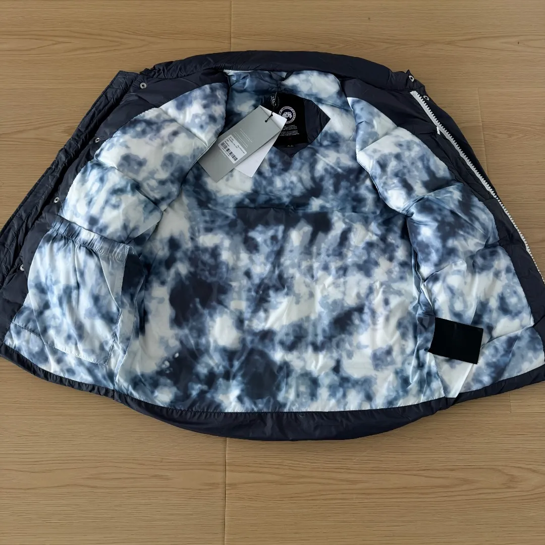 Style No.: Y 86 𝗖𝗔𝗡𝗔𝗗𝗔 𝗚𝗢𝗢𝗦𝗘/Canada Goose White Label Glacier Vest Down Jacket Freestyle Vest THEICON This excellent down-filled vest can be freely layered with various clothes and is people's favorite during the changing seasons. It's Classic Versatile and provides excellent warmth. The Northern Lights Capsule Series is reimagined in rich hues inspired by the stunning colors of Canada's north. Glacial Haze Capsule Series has been improved with a striking and rich color series that gives people the feeling of being trapped in the mist around icebergs and glaciers. The top original replica version refers to the highest version in China (there is no one) (it is a piece of craftsmanship to make a piece of clothing that is ZP when placed in the counter) 1⃣ Made of original custom-made double plain 9500-100% nylon nylon fabric, windproof, waterproof and stain-resistant 2⃣ Filled with national standard Guangzhou Inspection white duck down, the amount of down is more than twice that of ordinary goods. 3⃣The zipper is customized from Yoshida YKK factory, with clear engraving and perfect smooth texture. 4⃣Collar label, armband, back label, hangtag, complete anti-counterfeiting label. Color: Black White, Mood Blue, Melt Water Blue, Graphite Gray. Sizes: XS S M L XL XXL